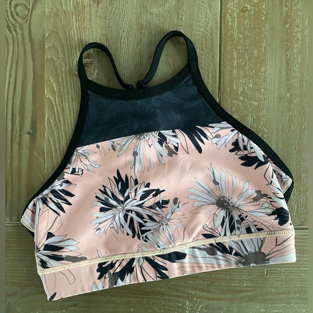 Tone it Up and Bandier Island Daisy racerback bra size small